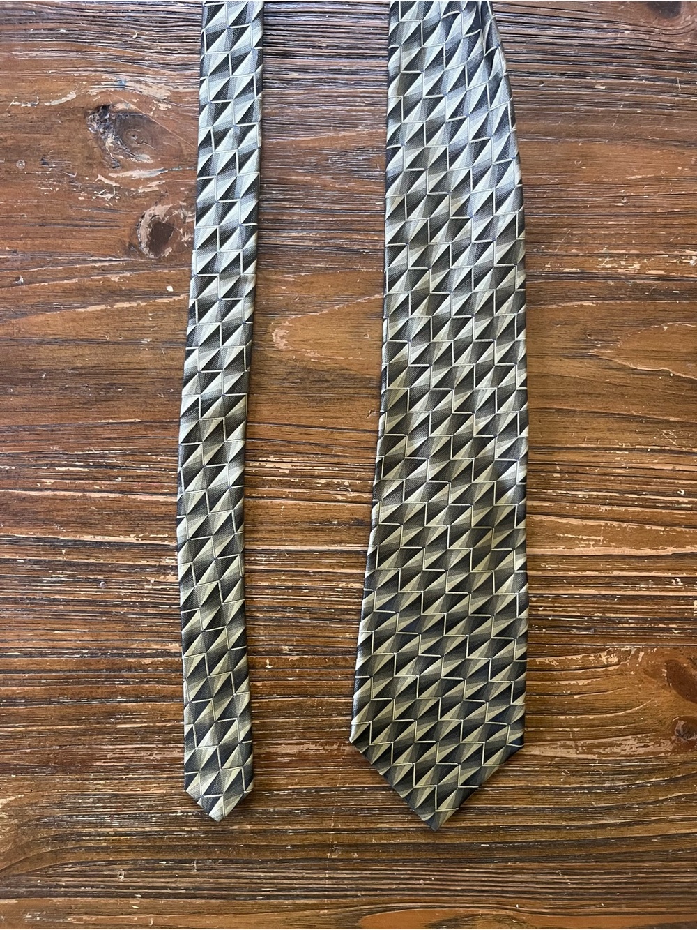 Arrow Men's Geometric Gold and Black Silk Tie